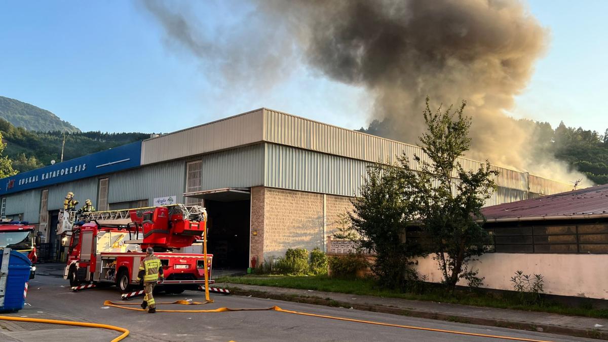 Los bomberos trabajando en la empresa de Iurreta. BOMBEROS IURRETA