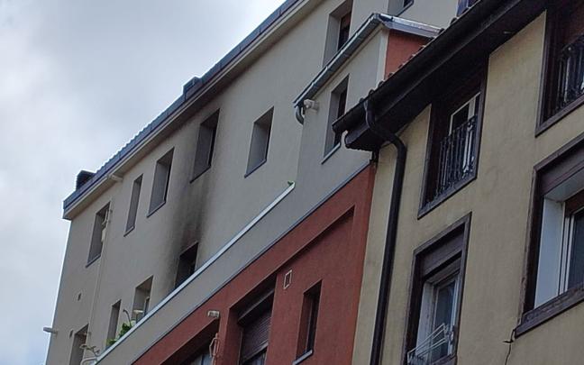 Inmueble de la calle Barrancal donde han comenzado las llamas. OV