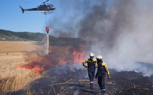Bomberos y un helicóptero de la Brigada Helitransportada del Gobierno de Navarra en una imagen de archivo. Eduardo Sanz Bomberos y un helicóptero de la Brigada Helitransportada del Gobierno de Navarra en una imagen de archivo. Eduardo Sanz