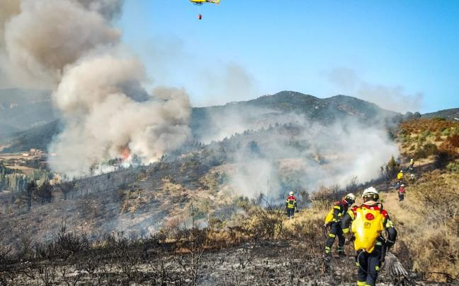Fotos de las labores de extinción del incendio en Urraúl Alto, Urrulgaine EUROPA PRESS