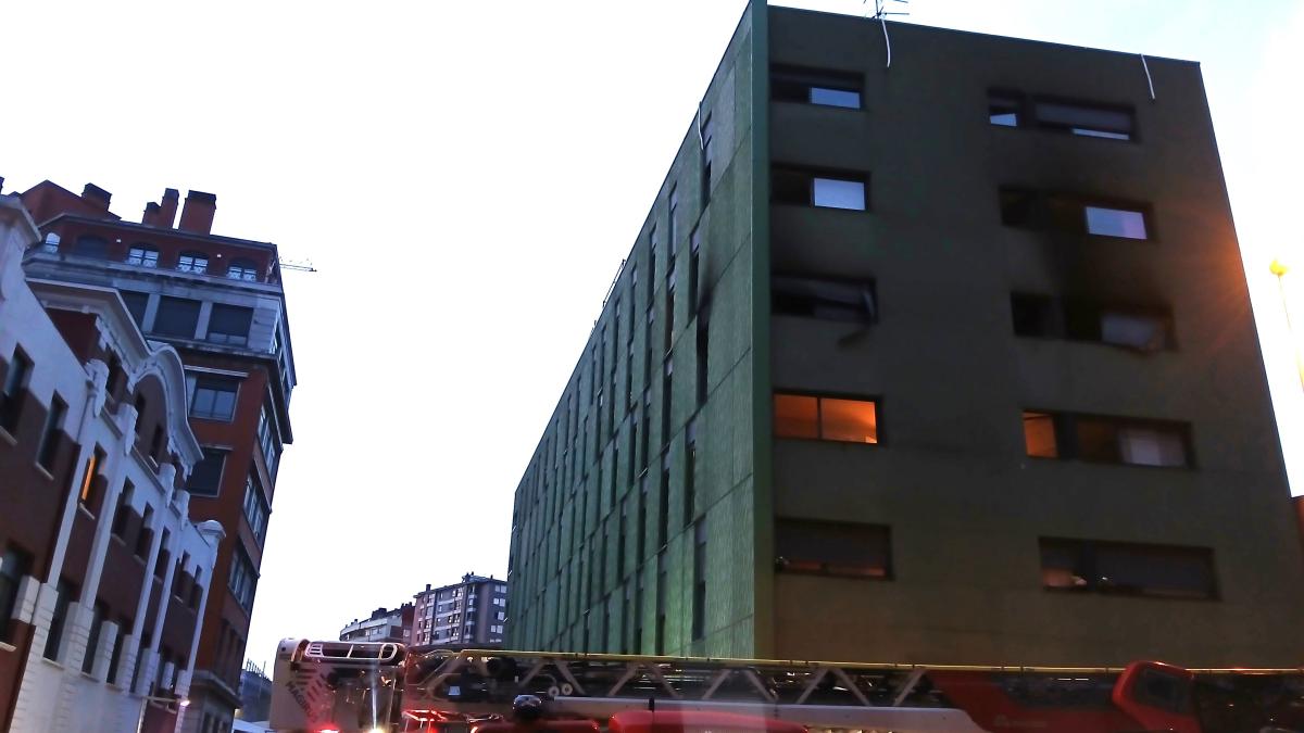 Edificio afectado por un incendio en Barakaldo. EP