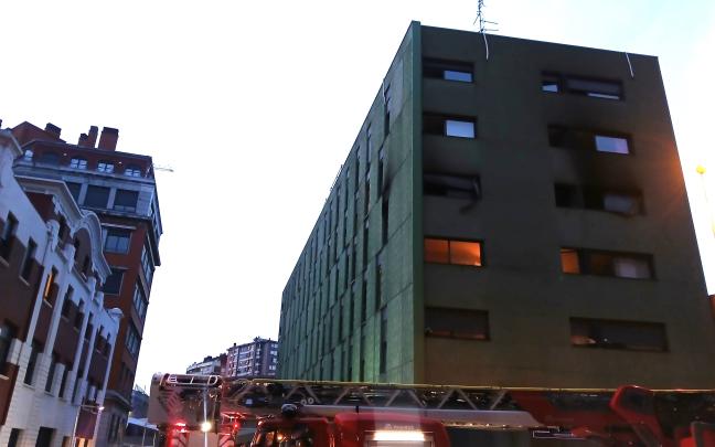 Edificio afectado por un incendio en Barakaldo. EP