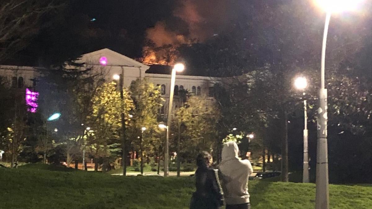 El incendio forestal, en una zona de monte detrás de la Universidad de Deusto, ha tenido cuatro focos DEIA