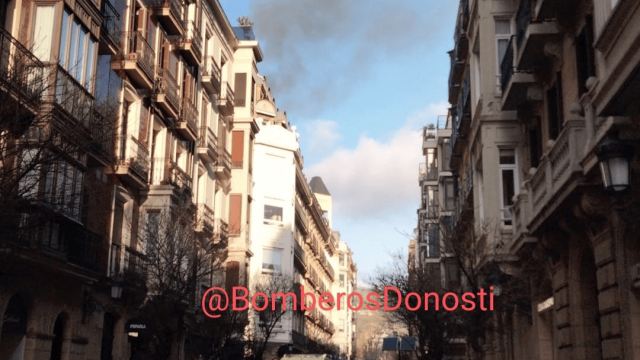 Incendio en una vivienda de Donostia. BOMBEROS DE DONOSTIA