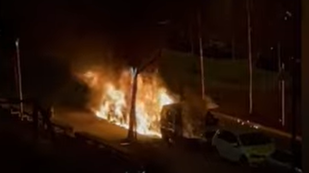 Incendio en dos vehículos en Durango. VIDEO DE DURANGALDEKO TELEBISTA