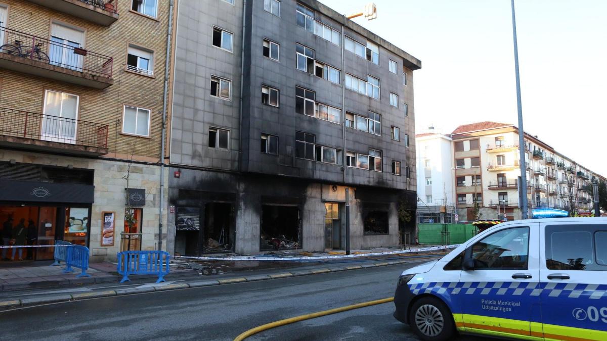 sí ha quedado el bazar incendiado en la Rochapea Javier Bergasa