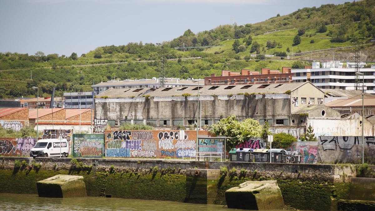 Nave industrial en desuso situada en la Ribera de Zorrotzaurre. Markel Fernández