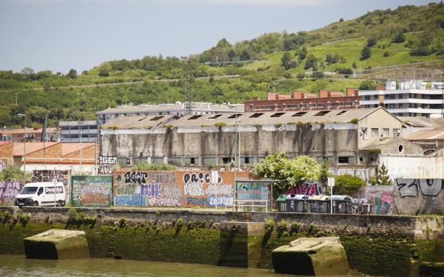Nave industrial en desuso situada en la Ribera de Zorrotzaurre. Markel Fernández Nave industrial en desuso situada en la Ribera de Zorrotzaurre. Markel Fernández