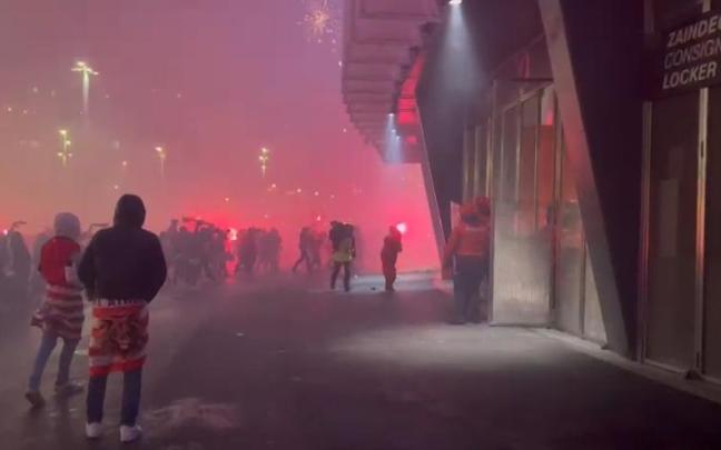 Incidentes previos al Athletic-Atlético de Copa en las inmediaciones de San Mamés | Deia Incidentes previos al Athletic-Atlético de Copa en las inmediaciones de San Mamés | Deia