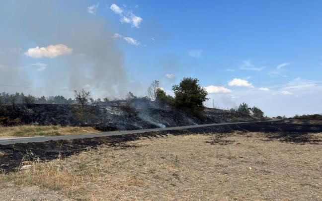 Un incendio en entre Zuazo de San Millán y Heredia moviliza a los bomberos de Álava Cedid
