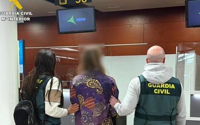 Uno de los detenidos, en el aeropuerto de Barcelona, en una imagen facilitada por la Guardia Civil Cedida