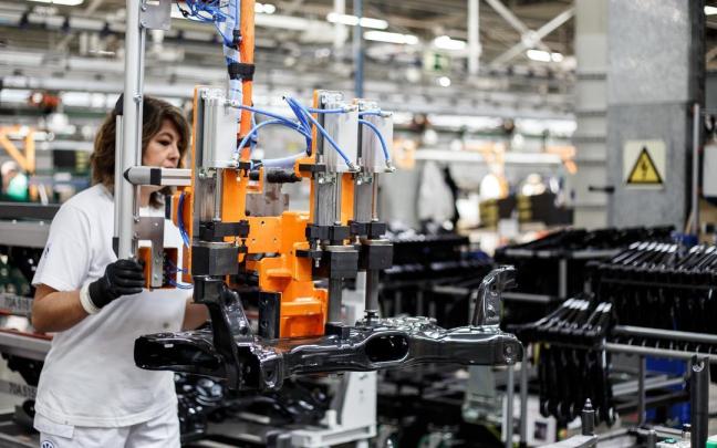 Trabajadora de Volkswagen Navarra en el taller de montaje. DNN Trabajadora de Volkswagen Navarra en el taller de montaje. DNN