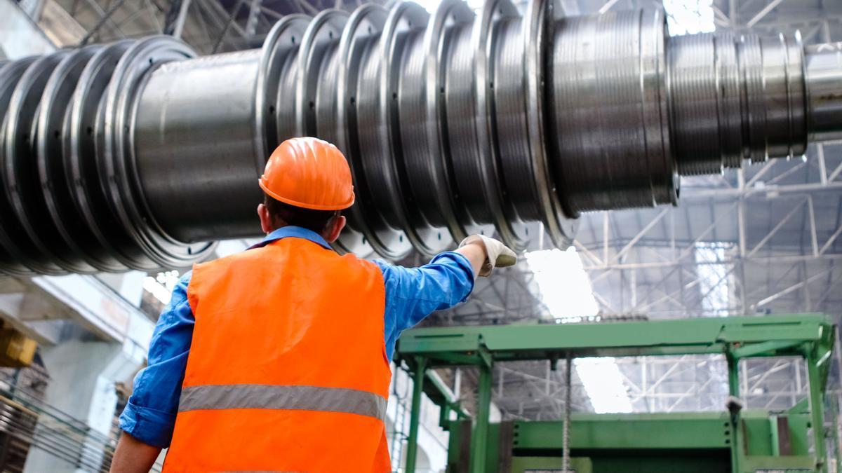 Trabajador en una nave industrial. DNN