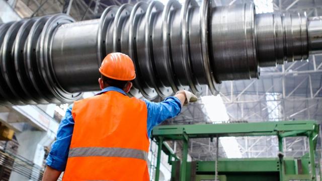 Trabajador en una nave industrial. DNN