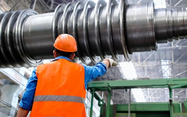 Trabajador en una nave industrial. DNN
