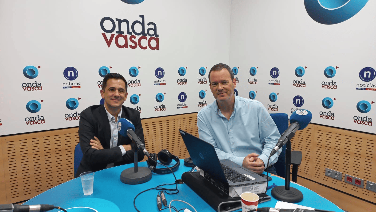 Iñigo Arbiol con Txema Gutiérrez en los estudios de ONDA VASCA