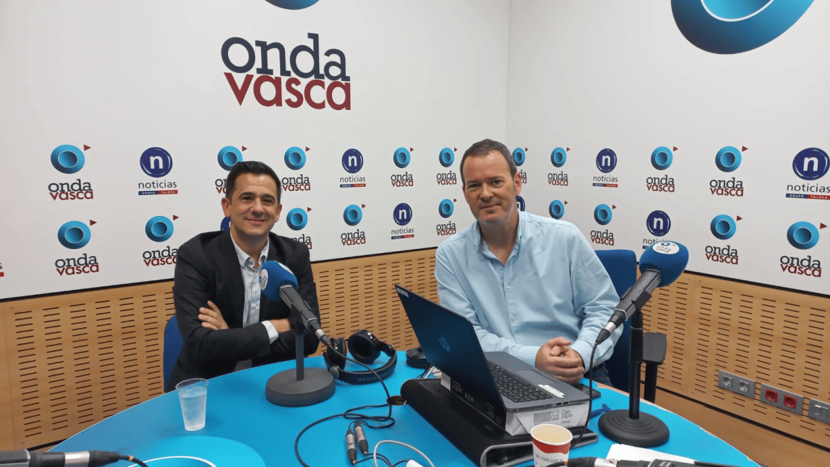 Iñigo Arbiol con Txema Gutiérrez en los estudios de ONDA VASCA