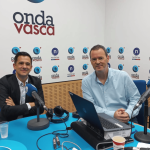 Iñigo Arbiol con Txema Gutiérrez en los estudios de ONDA VASCA