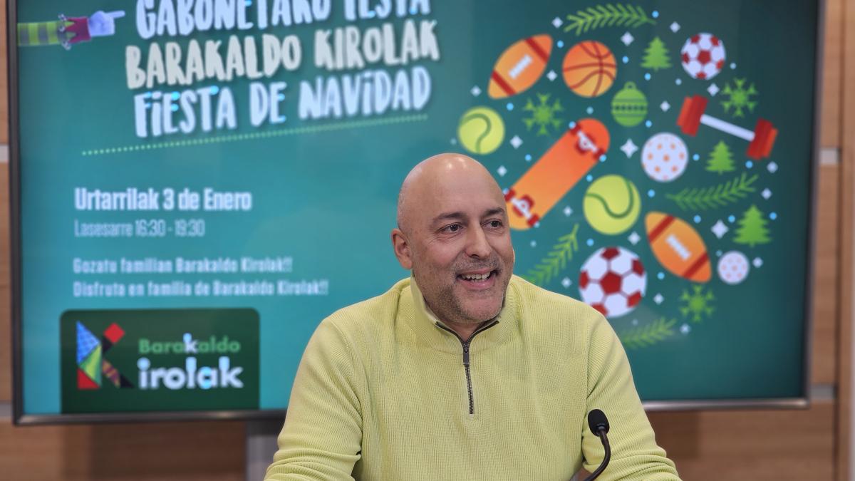 Iñigo Asensio, presidente de Barakaldo Kirolak, con el cartel de la fiesta de Navidad