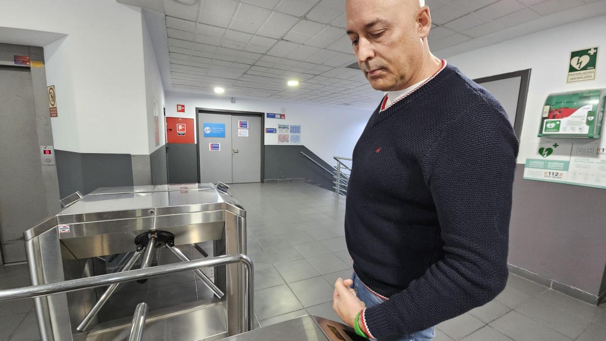 Iñigo Asensio, presidente de Barakaldo Kirolak, con la nueva pulsera de acceso 