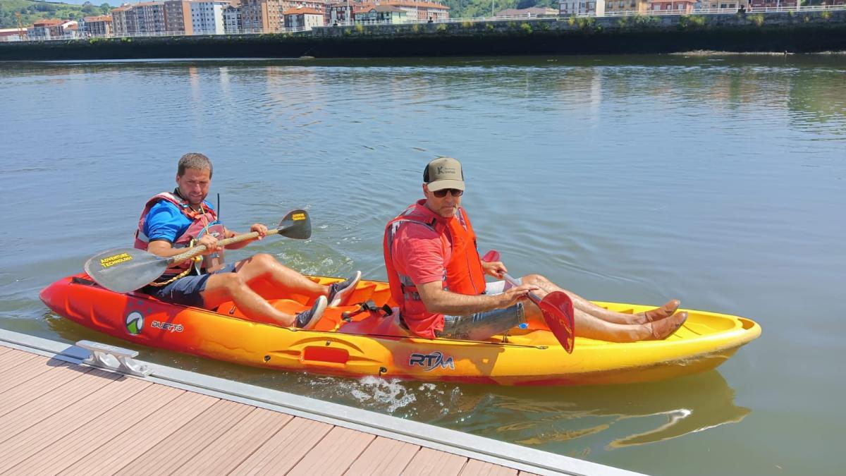 Iñigo Asensio, presidente de Barakaldo Kirolak, en una de las piraguas. BARAKALDO.EUS