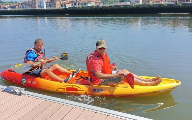 Iñigo Asensio, presidente de Barakaldo Kirolak, en una de las piraguas. BARAKALDO.EUS