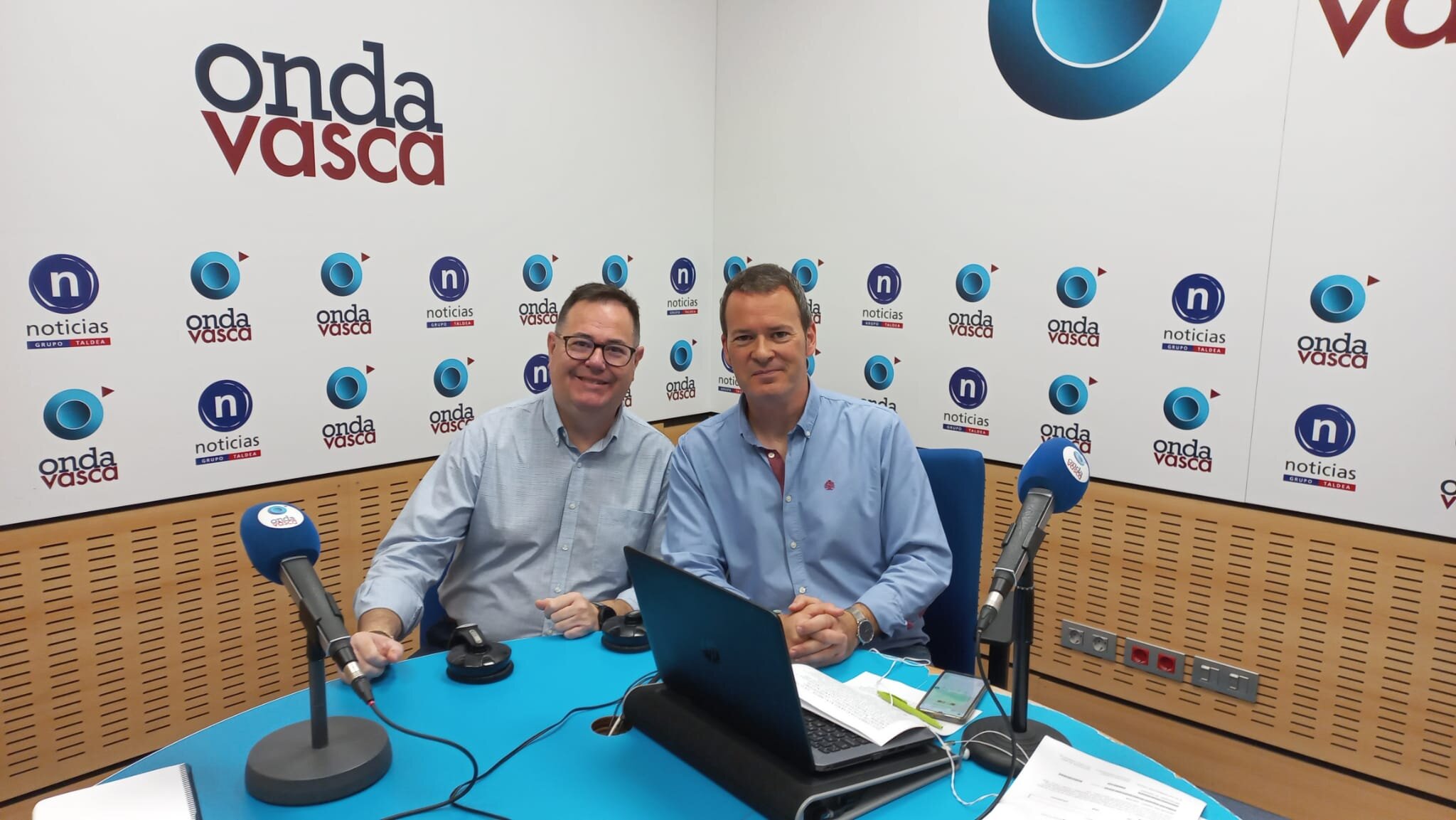 Iñigo Garatxena, CEO de Absentix con Txema Gutiérrez en los estudios de ONDA VASCA