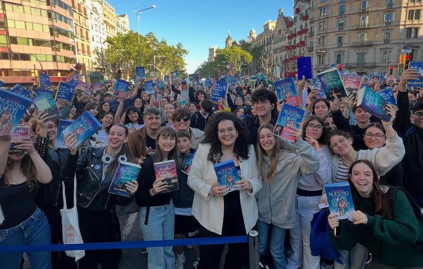 Inma Rubiales con sus seguidores en el Día del Libro