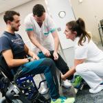 Un paciente es atendido por profesionales de Quironsalud Bizkaia