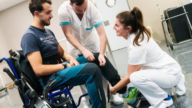 Un paciente es atendido por profesionales de Quironsalud Bizkaia