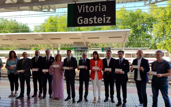 Las instituciones en el acto de puesta en marcha del servicio de cercanías en Alava. ONDA VASCA