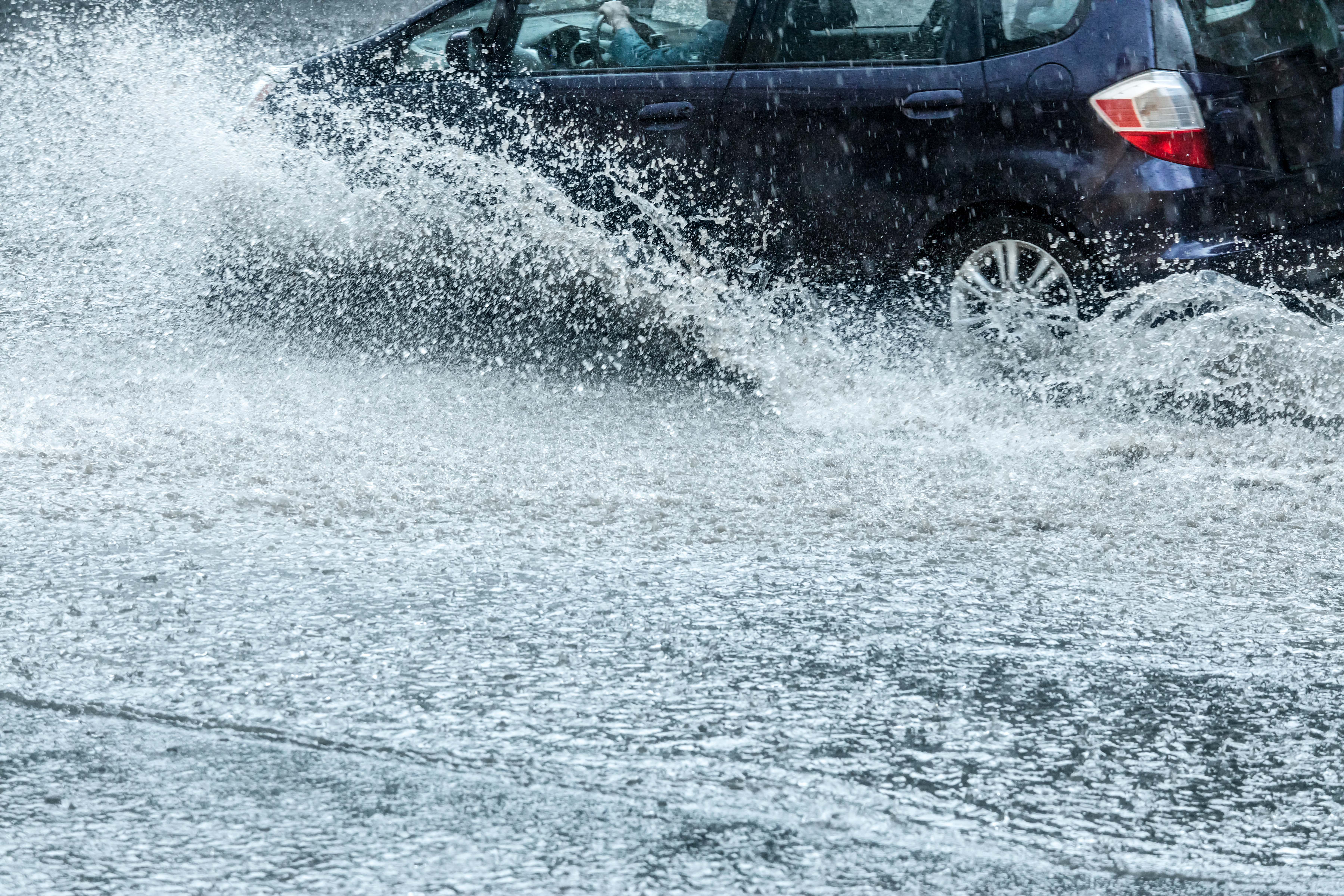 Un coche atraviesa una balsa de agua en Pamplona. Foto: Ayuntamiento de Pamplona