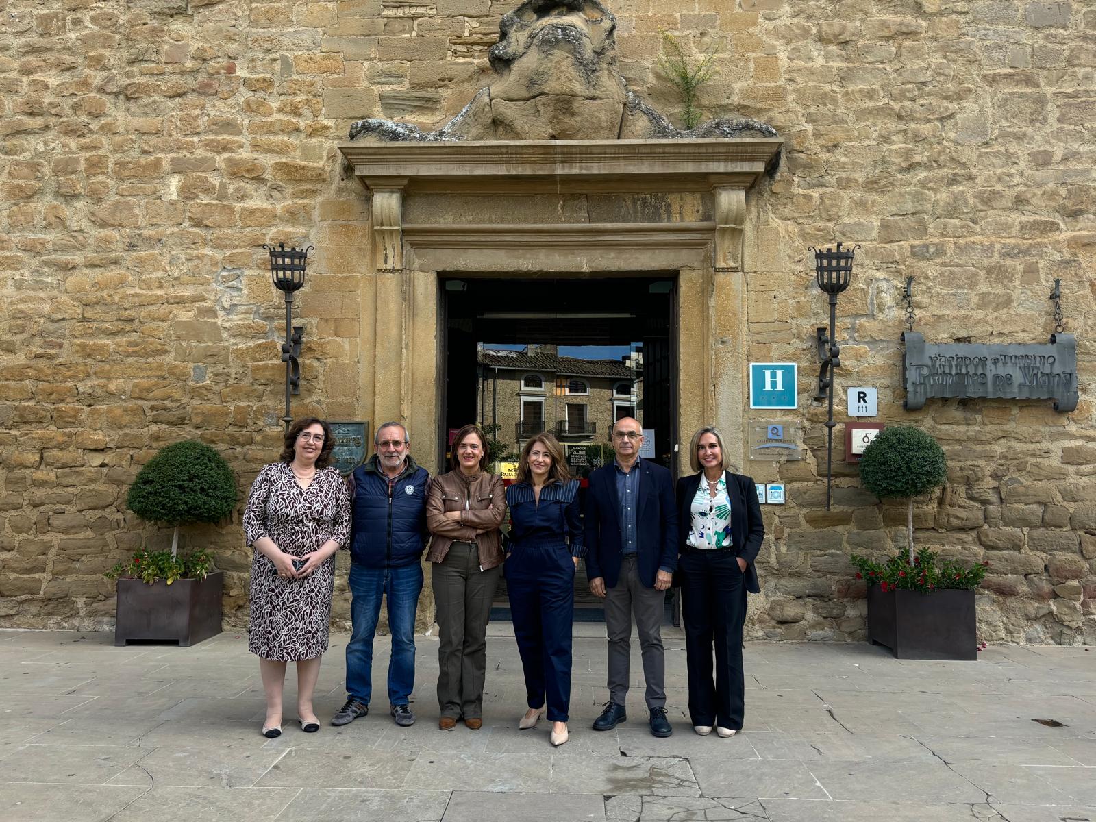 Autoridades durante su visita al Parador de Olite. Foto: Paradores Autoridades durante su visita al Parador de Olite. Foto: Paradores