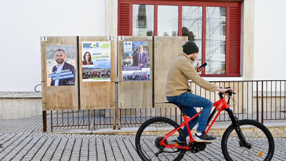 Carteles electorales en la elecciones municipales en Hendaia .Arnaitz Rubio.