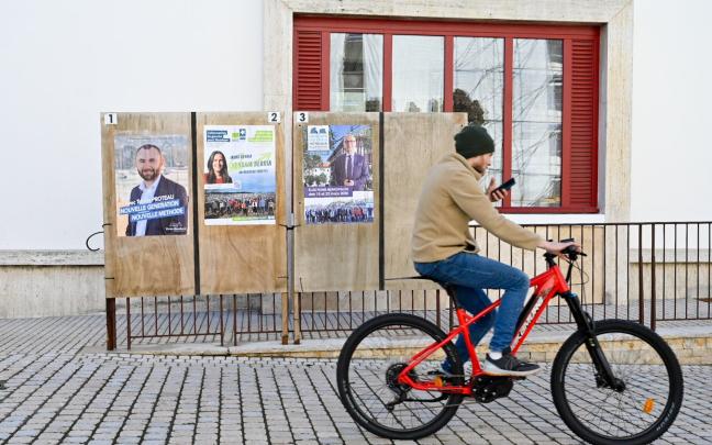 Carteles electorales en la elecciones municipales en Hendaia .Arnaitz Rubio.