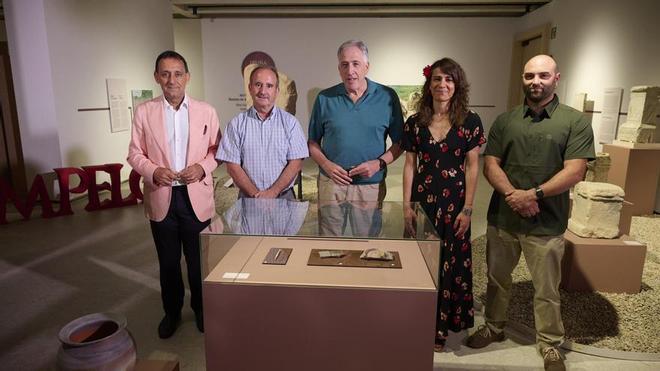 El alcalde, Joseba Asiron; el arqueólogo de la Sociedad de Ciencias Aranzadi - Aranzadi Zientzia Elkartea Mattin Aiestaran de la Sotilla; el filólogo, investigador y experto en epigrafía Javier Velaza Frías; y el alcalde del Valle de Aranguren, Manolo Romero, presentan el nuevo hallazgo de Irulegi.
