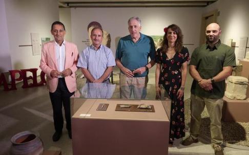 El alcalde, Joseba Asiron; el arqueólogo de la Sociedad de Ciencias Aranzadi - Aranzadi Zientzia Elkartea Mattin Aiestaran de la Sotilla; el filólogo, investigador y experto en epigrafía Javier Velaza Frías; y el alcalde del Valle de Aranguren, Manolo Romero, presentan el nuevo hallazgo de Irulegi.