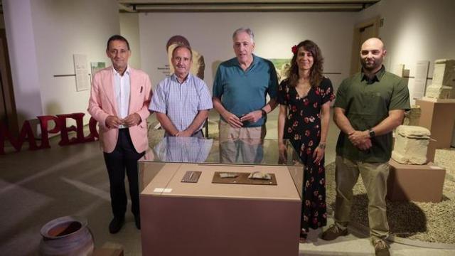 El alcalde, Joseba Asiron; el arqueólogo de la Sociedad de Ciencias Aranzadi - Aranzadi Zientzia Elkartea Mattin Aiestaran de la Sotilla; el filólogo, investigador y experto en epigrafía Javier Velaza Frías; y el alcalde del Valle de Aranguren, Manolo Romero, presentan el nuevo hallazgo de Irulegi.