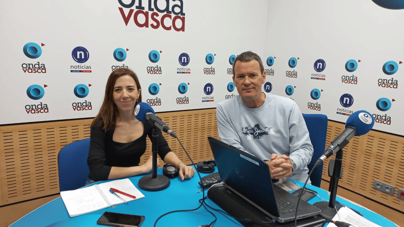 Iratxe Pérez Barandalla, directora del documental "Todos lo sabían" con Txema Gutiérrez en los estudios de ONDA VASCA