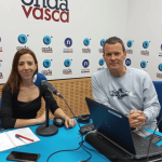 Iratxe Pérez Barandalla, directora del documental "Todos lo sabían" con Txema Gutiérrez en los estudios de ONDA VASCA