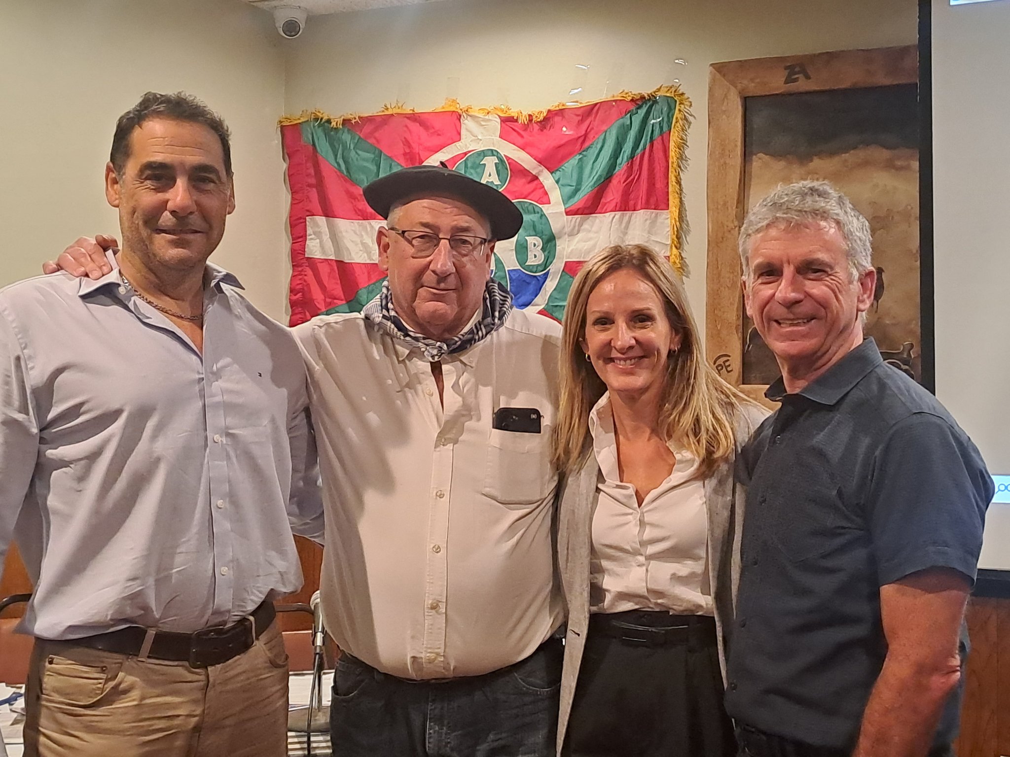 Asier Iriberri, presidente de la FEVA, a la izquierda de la imagen