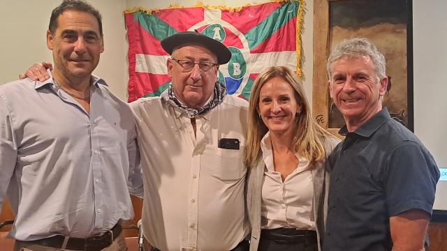 Asier Iriberri, presidente de la FEVA, a la izquierda de la imagen