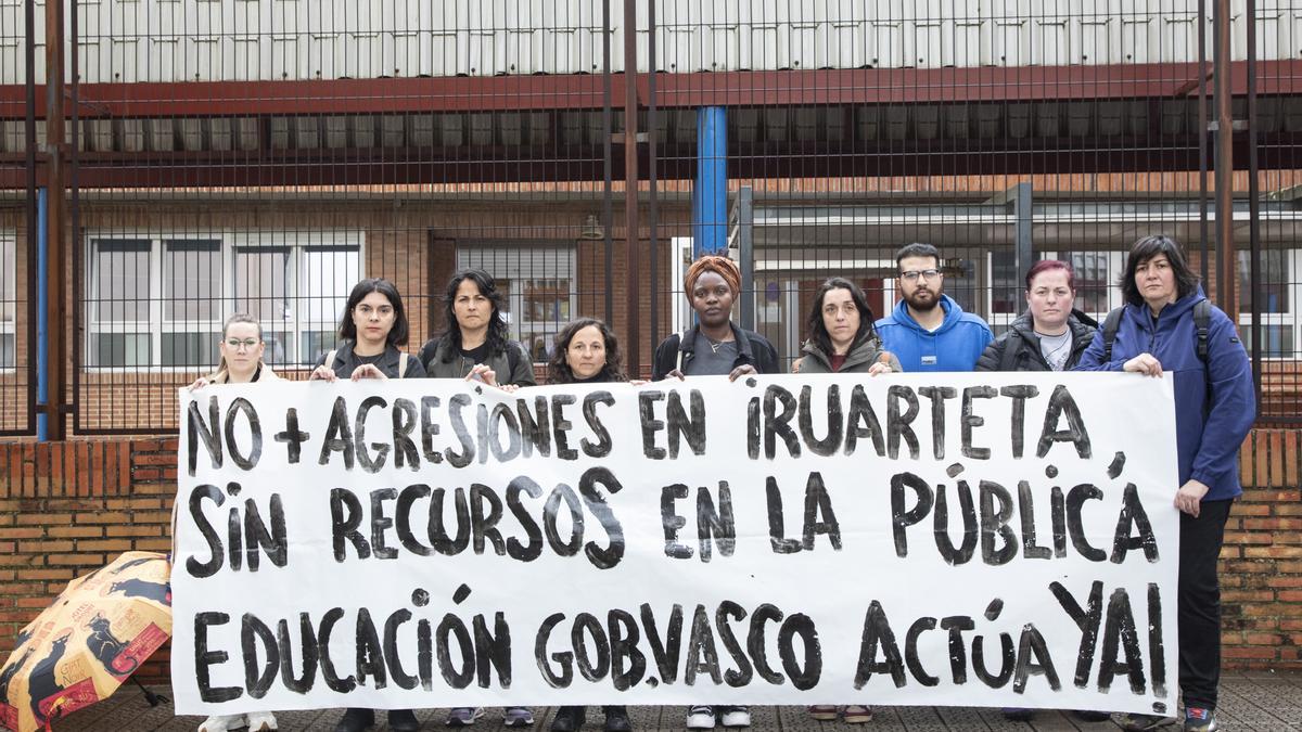 Se están manifestando frente al colegio durante esta semana. DEIA