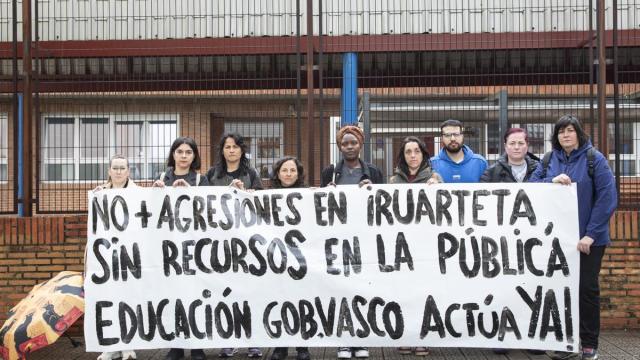 Se están manifestando frente al colegio durante esta semana. DEIA Se están manifestando frente al colegio durante esta semana. DEIA