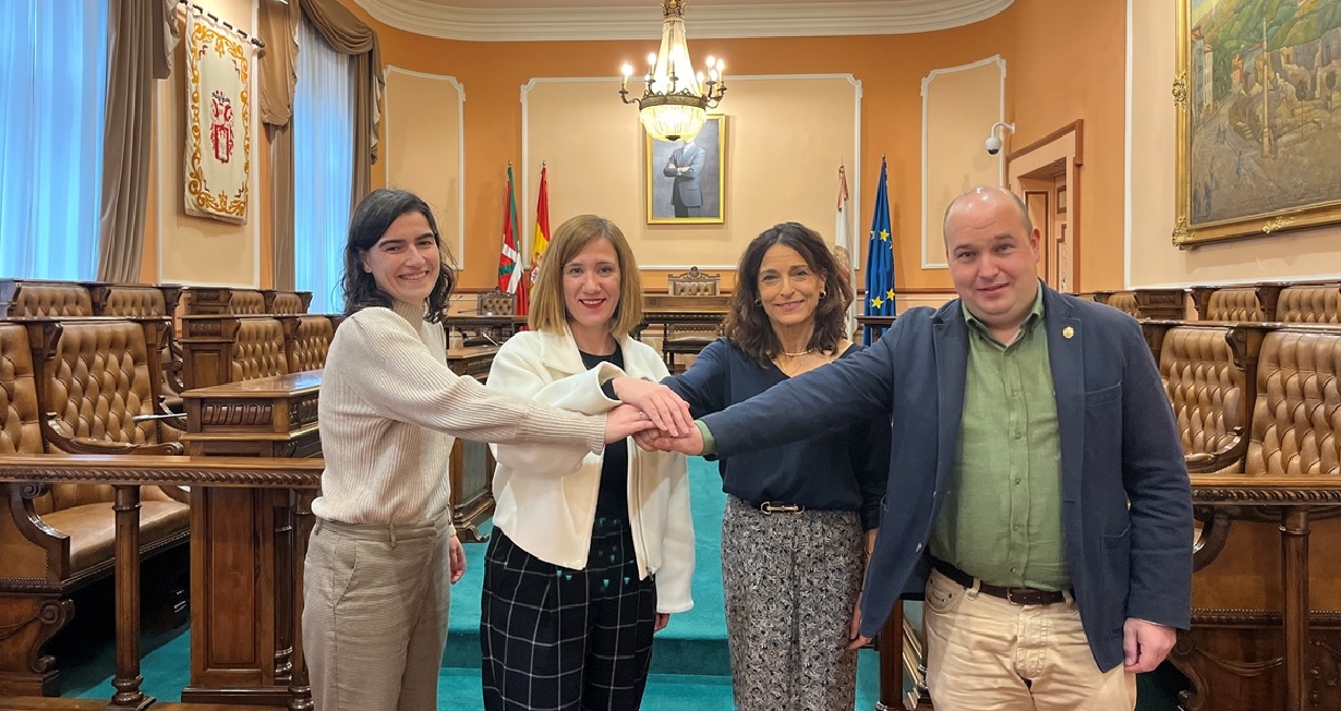 La alcaldesa de Irun, Cristina Laborda, la primera teniente de alcaldesa y portavoz del grupo socialista, Nuria Alzaga, la presidenta de la Junta Municipal de Irungo EAJ-PNV, Jasone Ugarte, y el portavoz del Grupo Municipal jeltzale, Gorka Álvarez, durante la firma del acuerdo de coalición