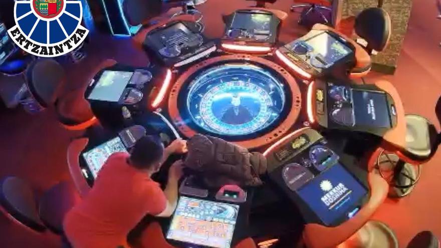 Imágenes de la cámara de seguridad donde se ve al detenido manipulando una ruleta Ertzaintza