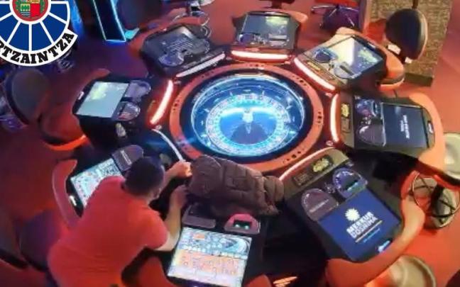 Imágenes de la cámara de seguridad donde se ve al detenido manipulando una ruleta Ertzaintza
