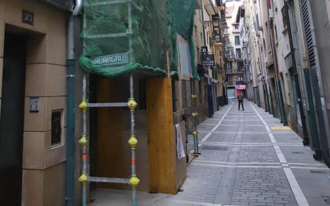 Imagen del andamio en la calle Lindachiquia de Pamplona. Javier Bergasa