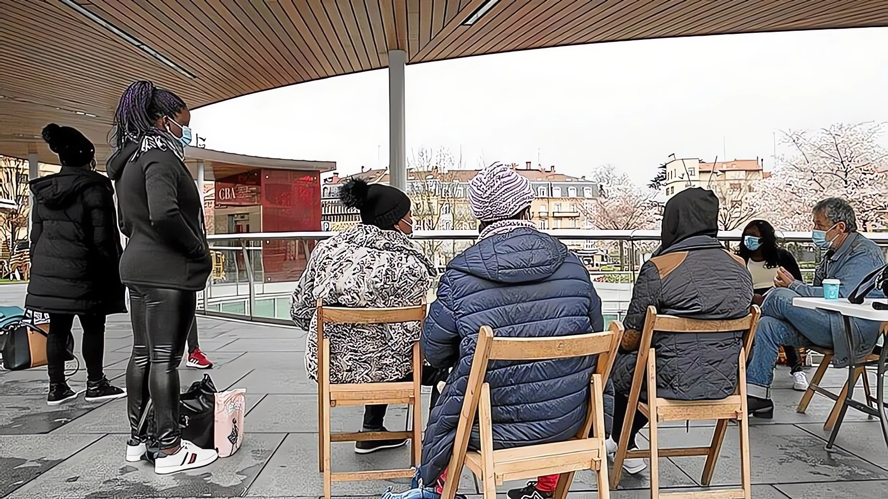 Irungo Harrera Sarea realiza su trabajo en la calle, en la Plaza San Juan de Irun
