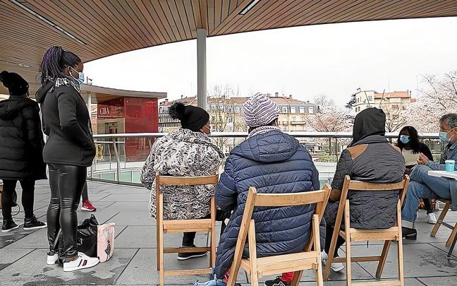 Irungo Harrera Sarea realiza su trabajo en la calle, en la Plaza San Juan de Irun Irungo Harrera Sarea realiza su trabajo en la calle, en la Plaza San Juan de Irun
